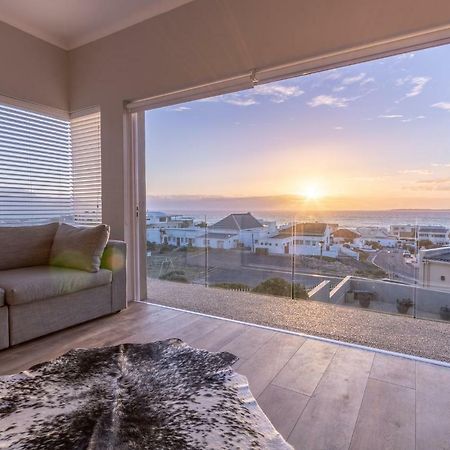 Small Bay Beach Suites Fokváros Kültér fotó