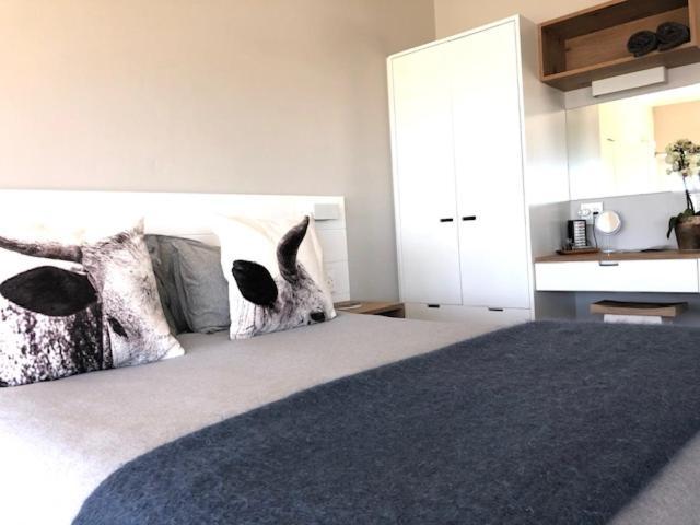 Small Bay Beach Suites Fokváros Kültér fotó