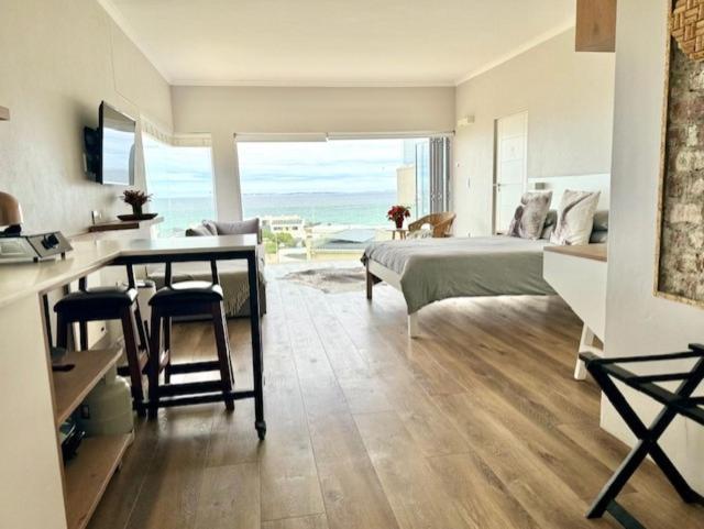 Small Bay Beach Suites Fokváros Kültér fotó