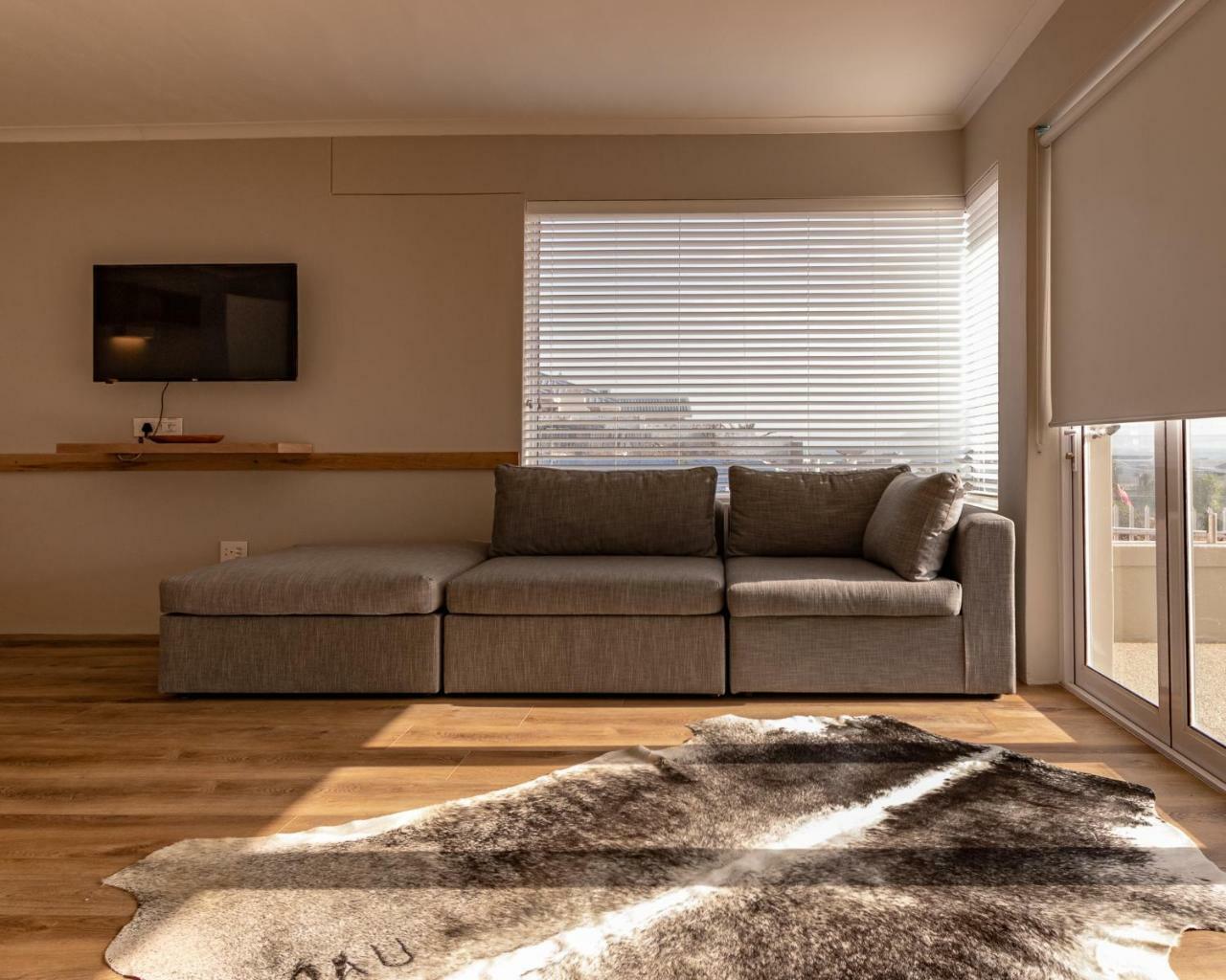 Small Bay Beach Suites Fokváros Kültér fotó