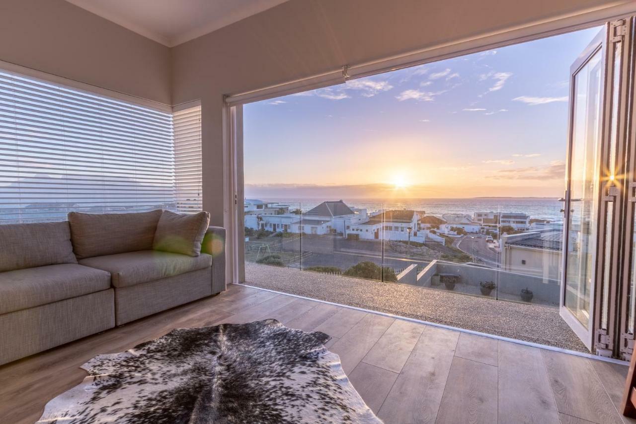 Small Bay Beach Suites Fokváros Kültér fotó
