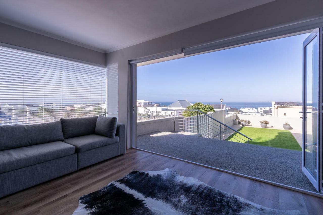 Small Bay Beach Suites Fokváros Kültér fotó